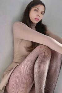 Marisa Escort Berlin şehvetli ince güzellik hassas ayak erotizmi ile gizli bir flört sırasında baştan çıkarır